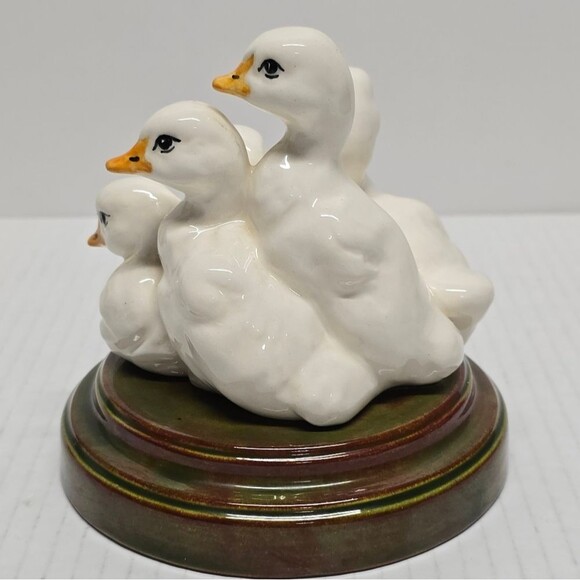 Vintage Ceramic baby ducks figurine Signed - Picture 4 of 9